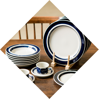 テーブルの上に並んだ食器