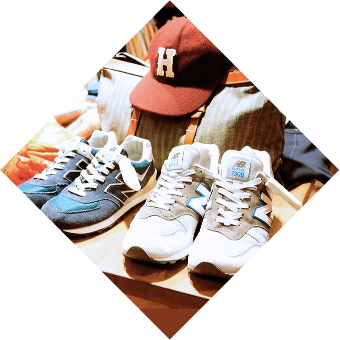 スニーカーとキャップ