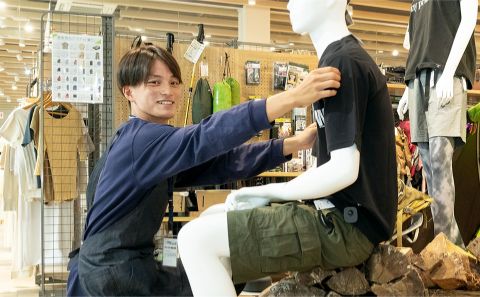 マネキンに服を着せる男性スタッフ