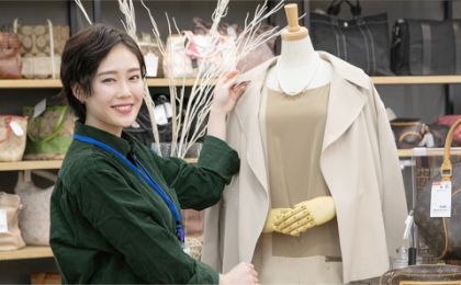 マネキンの服を整える女性スタッフ